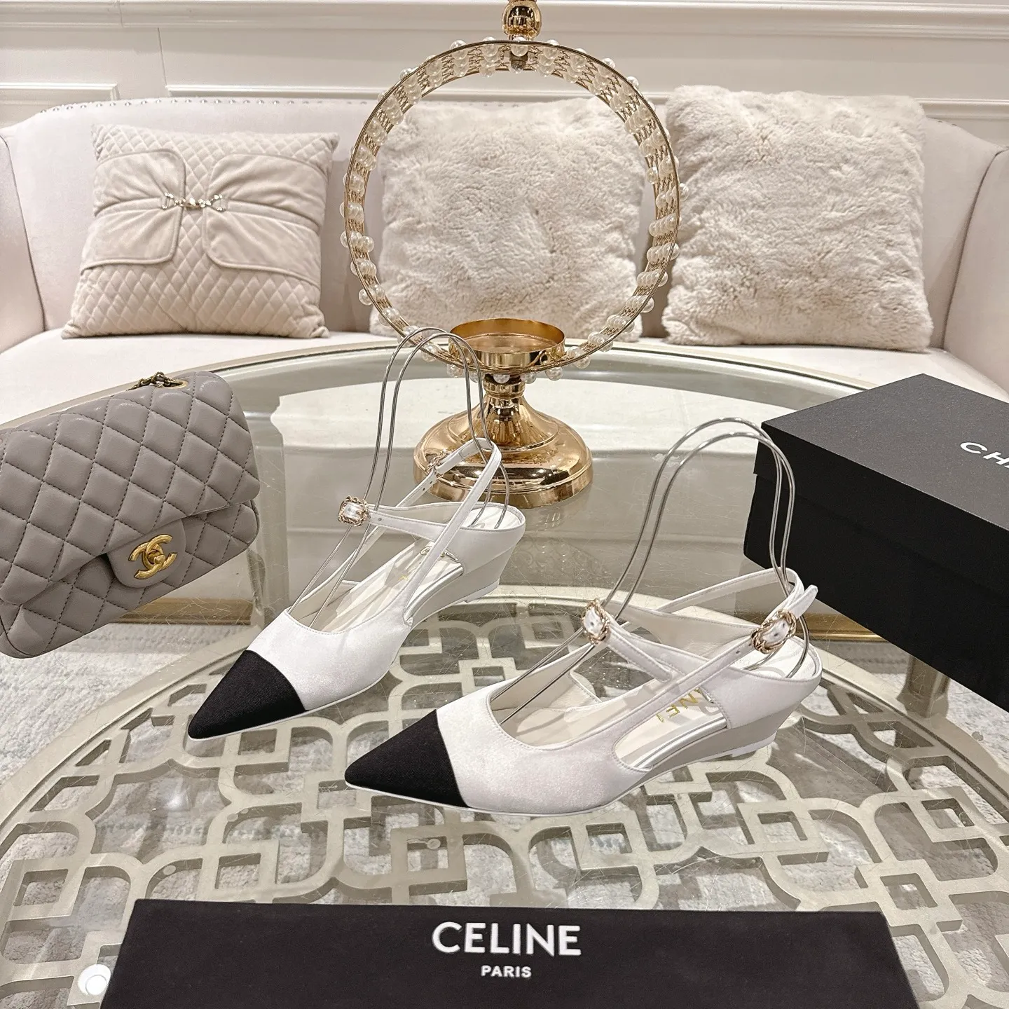 👟👟Ex-factory price 540👟👟 Chanel Xiaoxiang 25ss early spring new product silk satin sandals series French style, so beautiful that it is so beautiful! This is what an elegant and romantic fairy should be like! The minimalist color scheme and silk satin are deeply rooted in people's hearts. It goes well with skirts or casual wear! Fabric: Made of original customized silk Lining: Sheepskin Outsole: Genuine leather outsole imported from Italy Heel height: 4.5cm Size: 35-39 (40.41.42 customization is non-refundable)